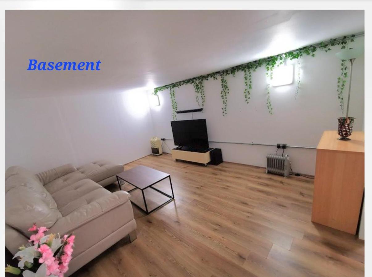 4 Sleeps And Travel Cot- Close To Beach And Restaurants 본머스 외부 사진